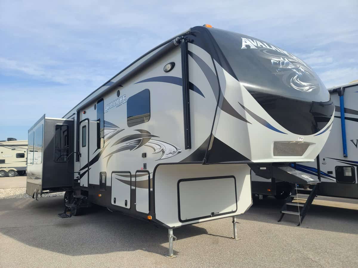 USED 2015 Keystone AVALANCHE 295RL | Evansville, IN