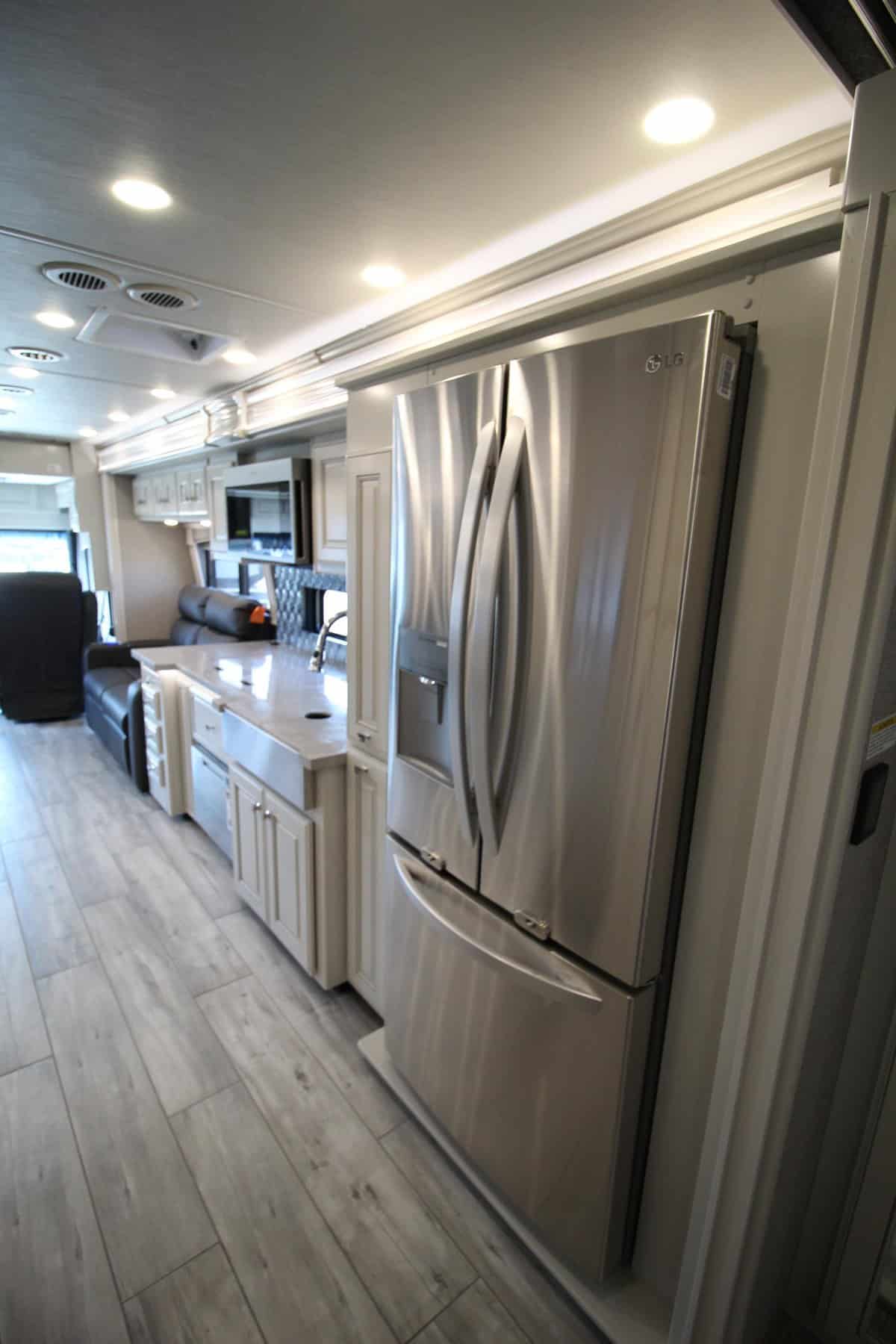 NEW 2024 Fleetwood Discovery LXE 40M Hazelwood, MO