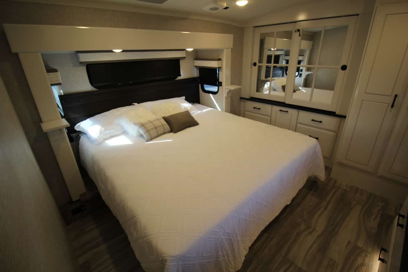 SOLD NEW 2024 Jayco PINNACLE 36KPTS Hazelwood, MO