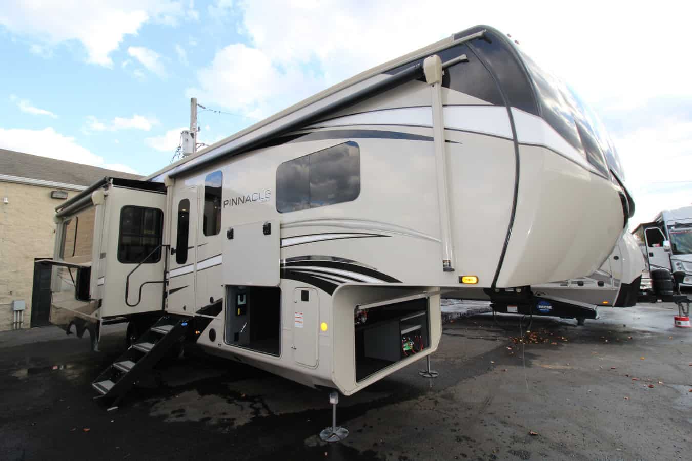 USED 2021 Jayco PINNACLE 32RLTS | Hazelwood, MO