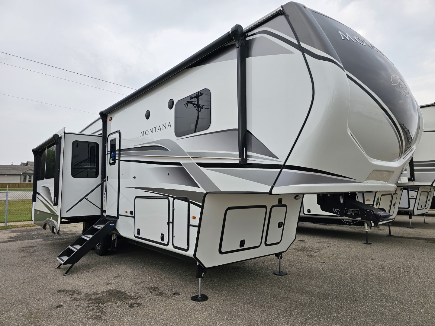 New 2025 Keystone MONTANA 3123 RL