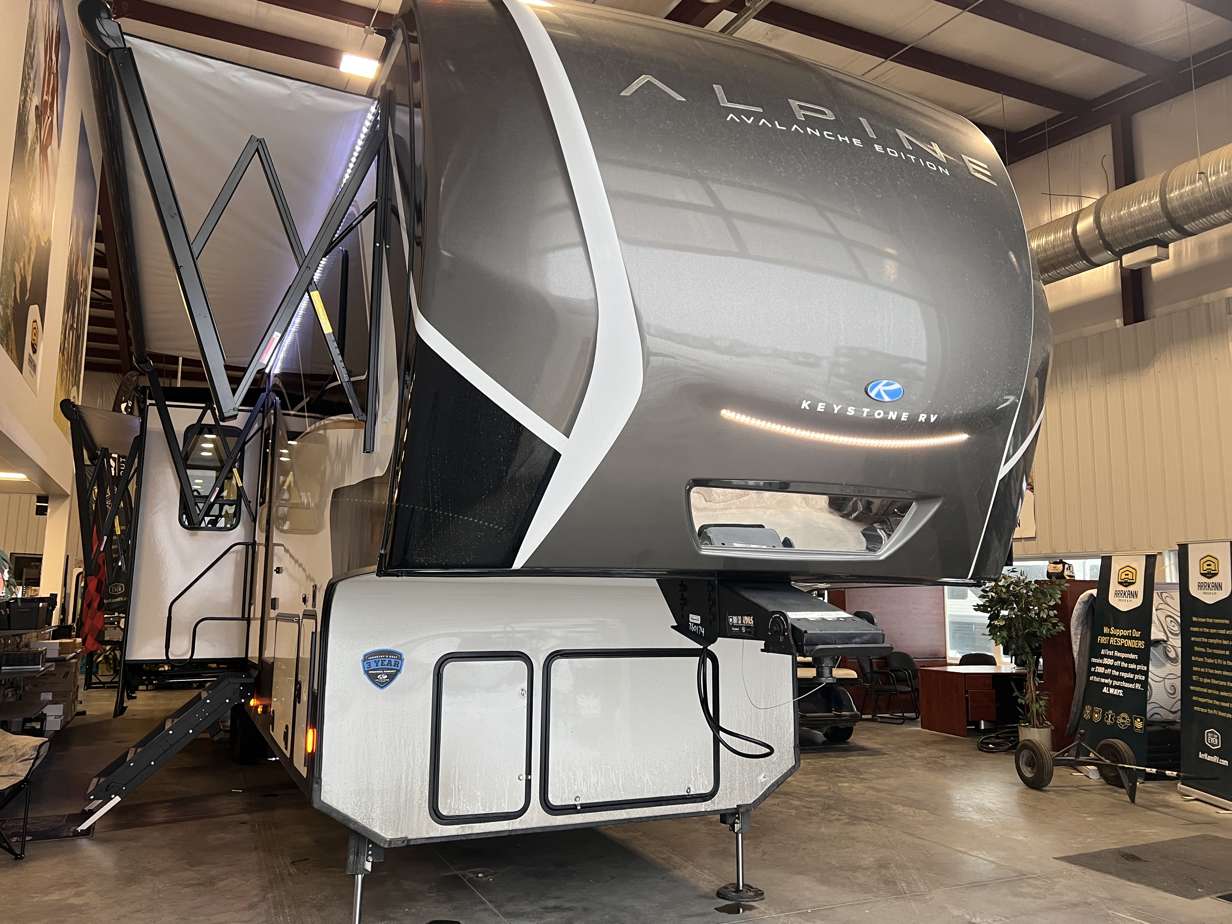 New 2025 Keystone AVALANCHE 366 LS