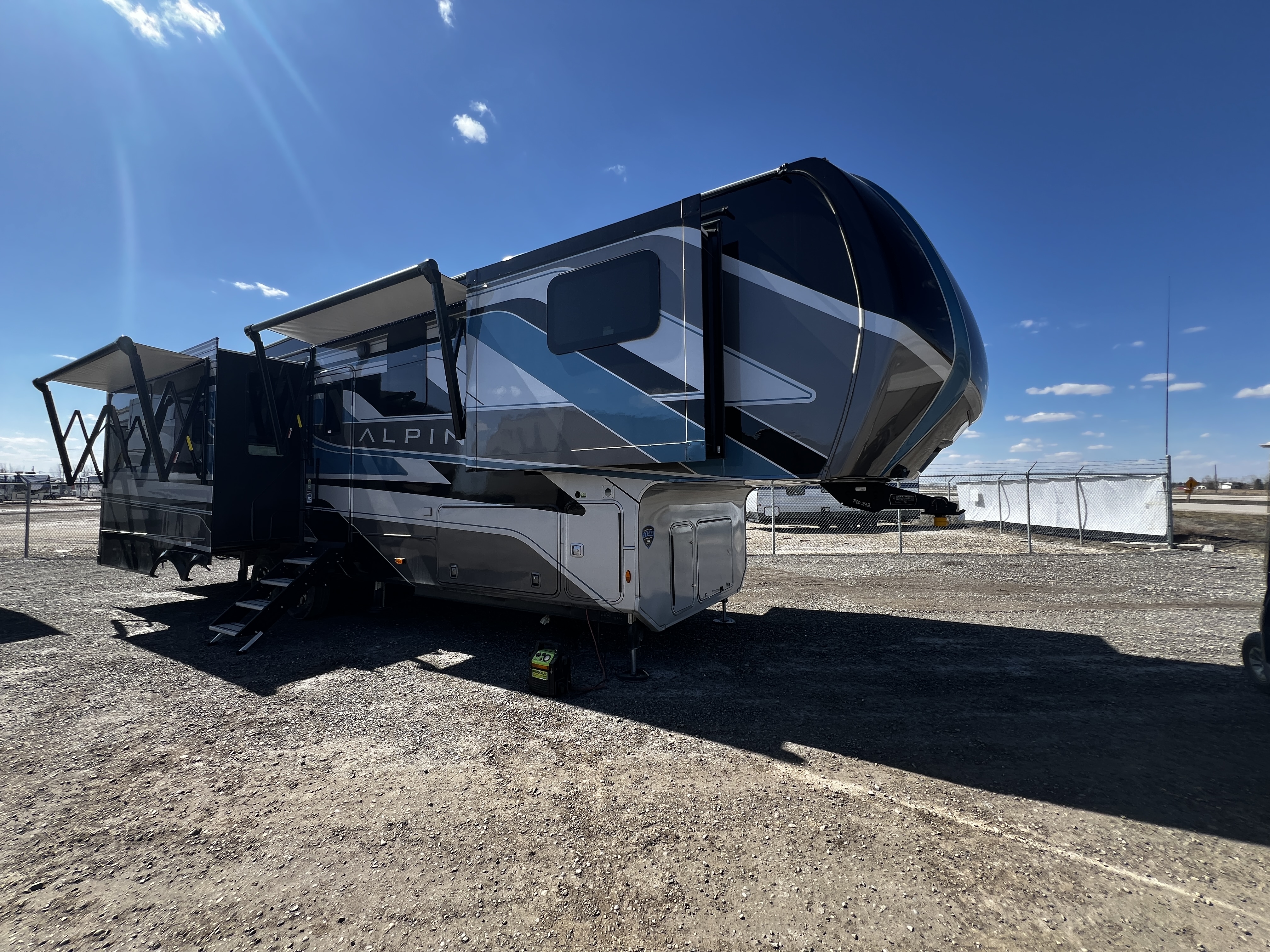 New 2025 Keystone ALPINE 3303 CK