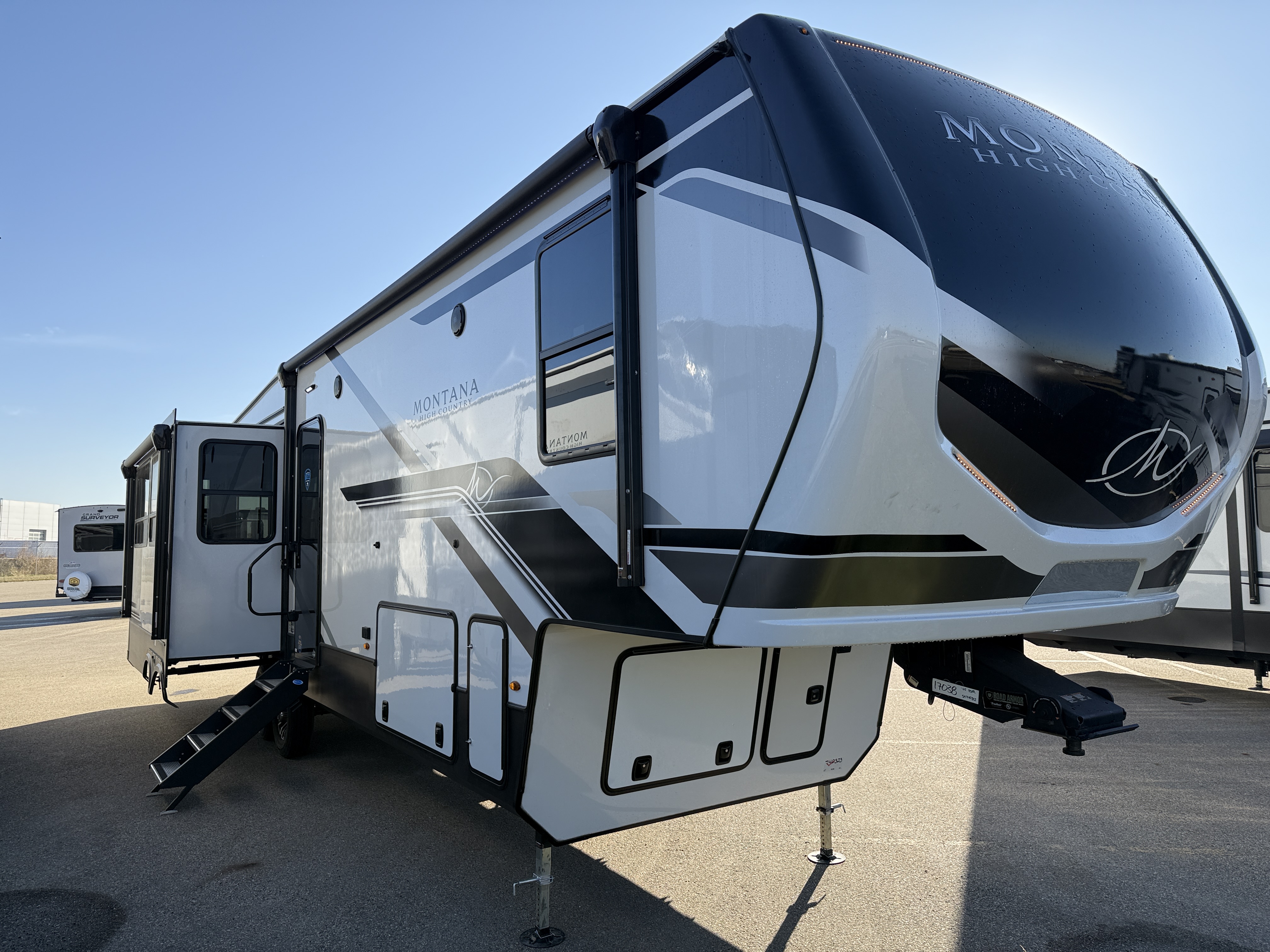 New 2025 Keystone MONTANA 331 RL