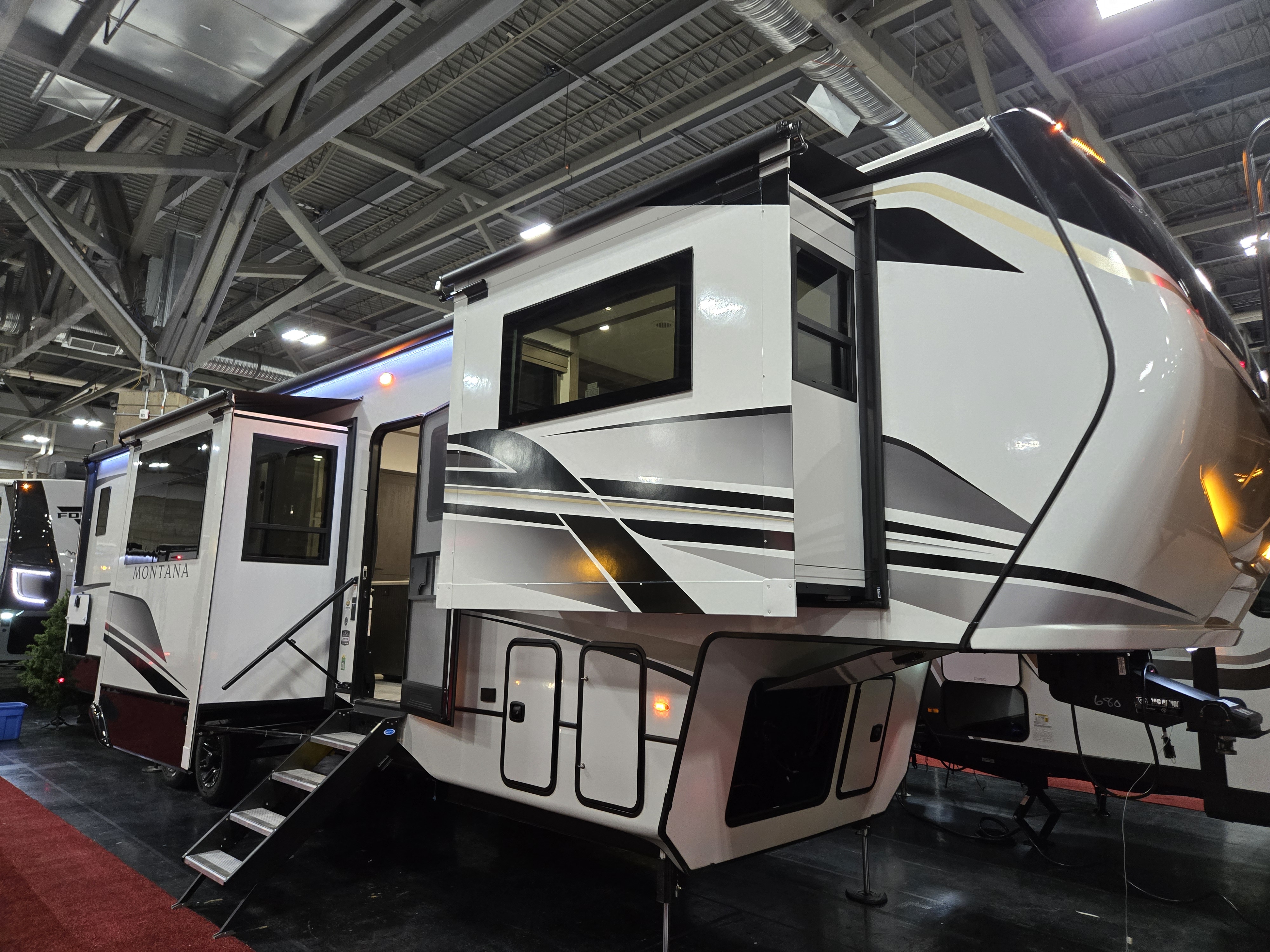 New 2025 Keystone MONTANA 3761 FL