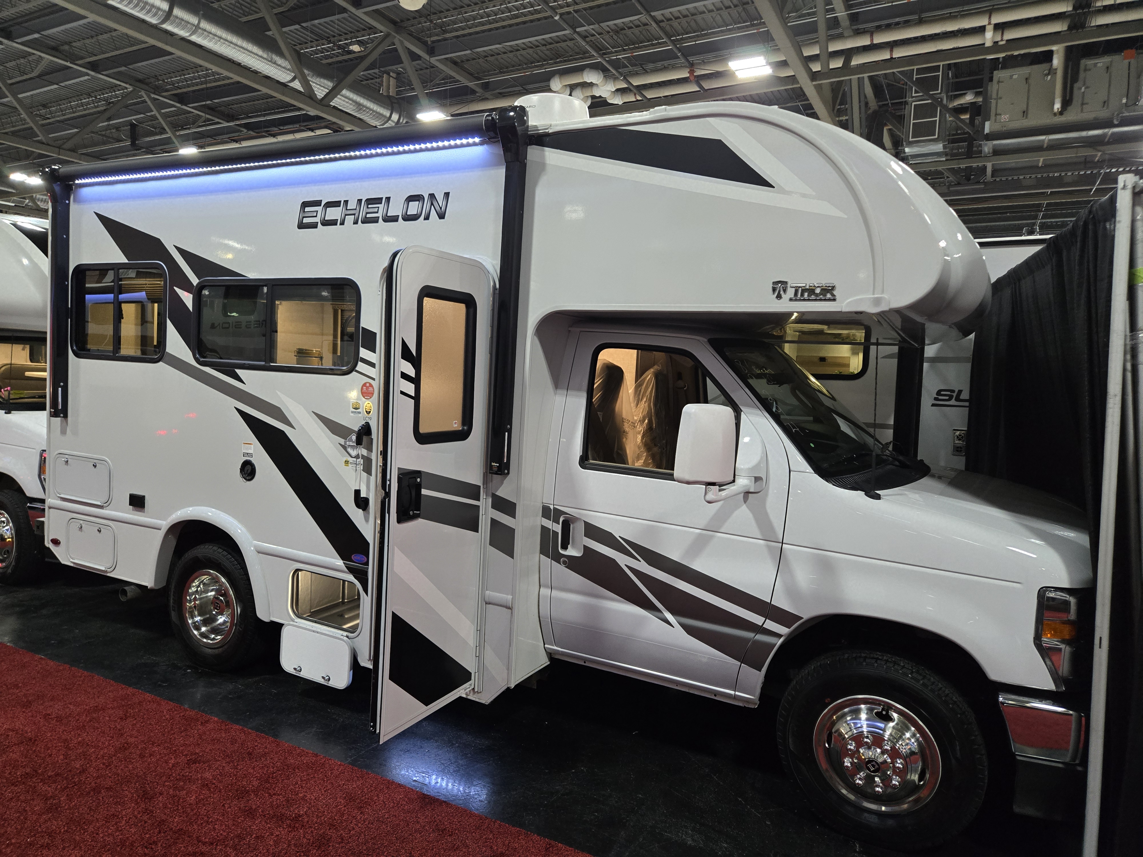 New 2025 Thor Motor Coach ECHELON LC 19