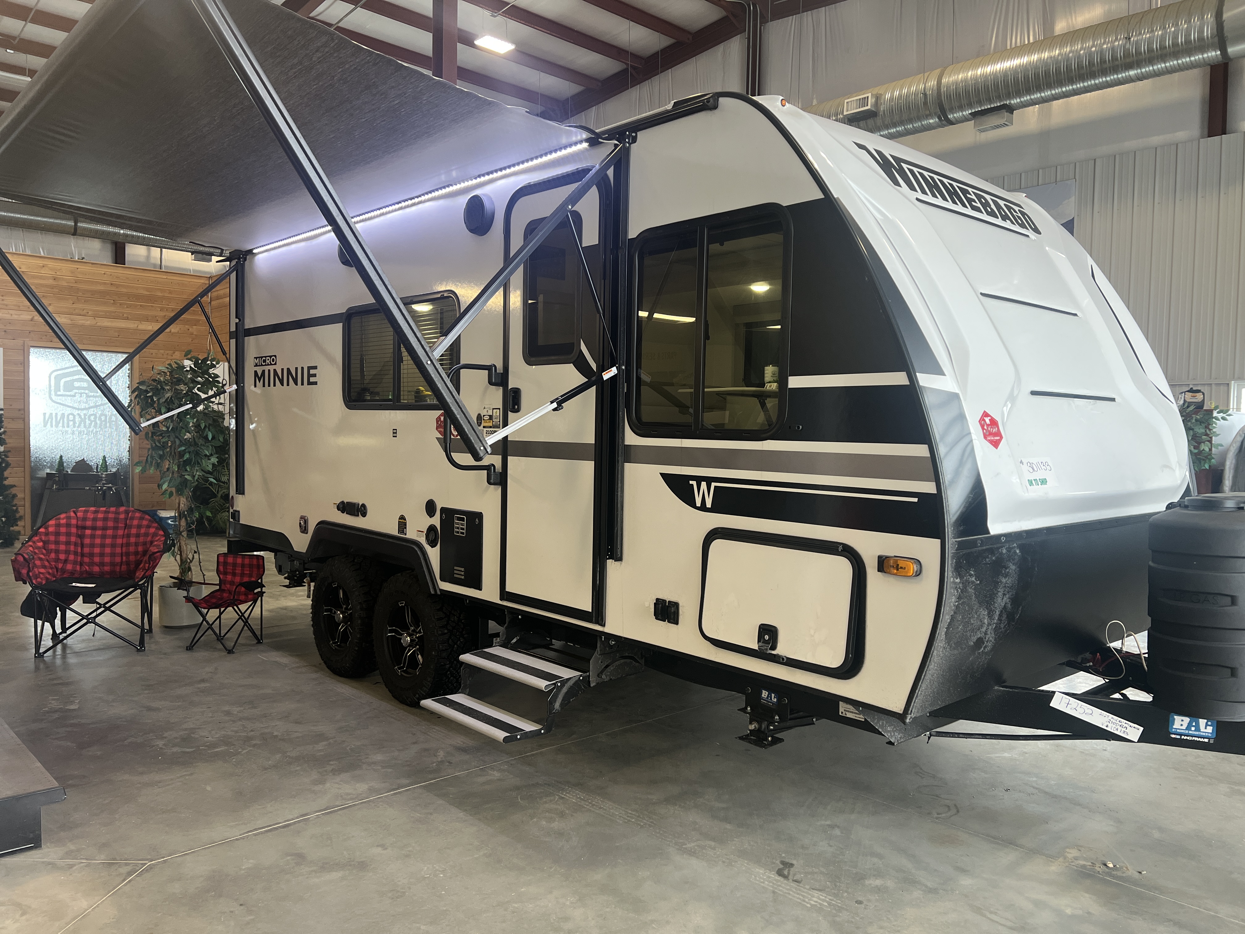 New 2025 Winnebago MICRO MINNIE 2100 BH