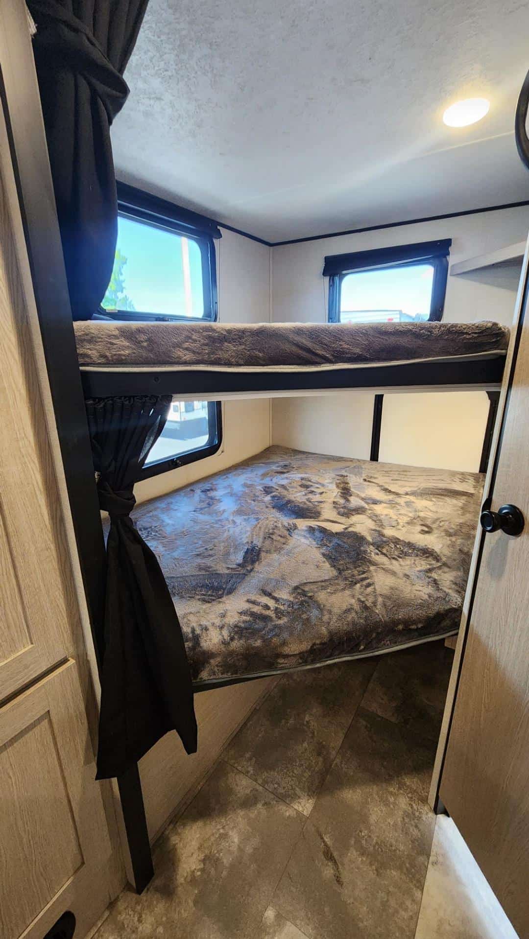 New 2023 Coachmen Apex 256bhs 