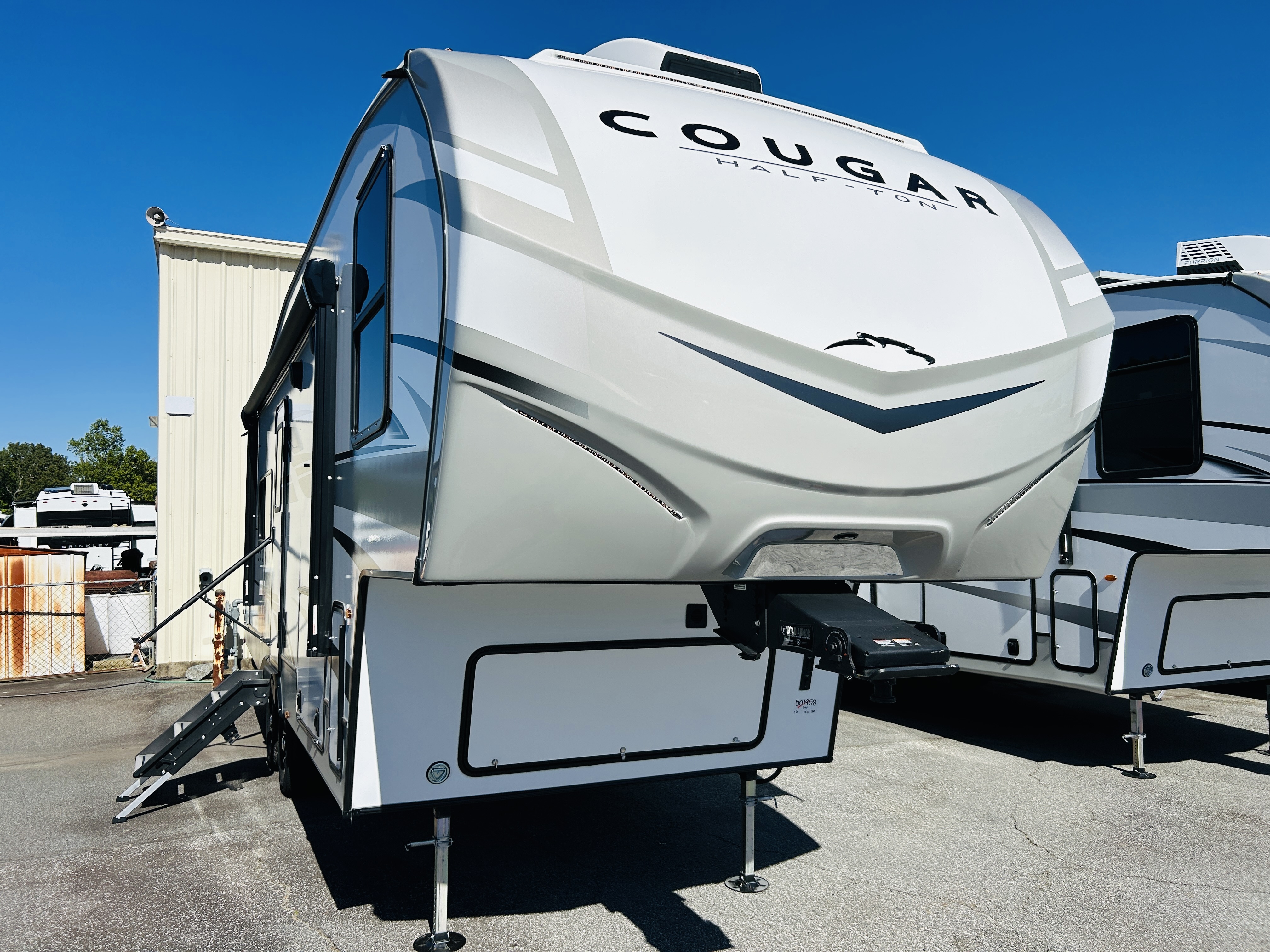 NEW 2025 Keystone COUGAR HALF-TON 23MLE